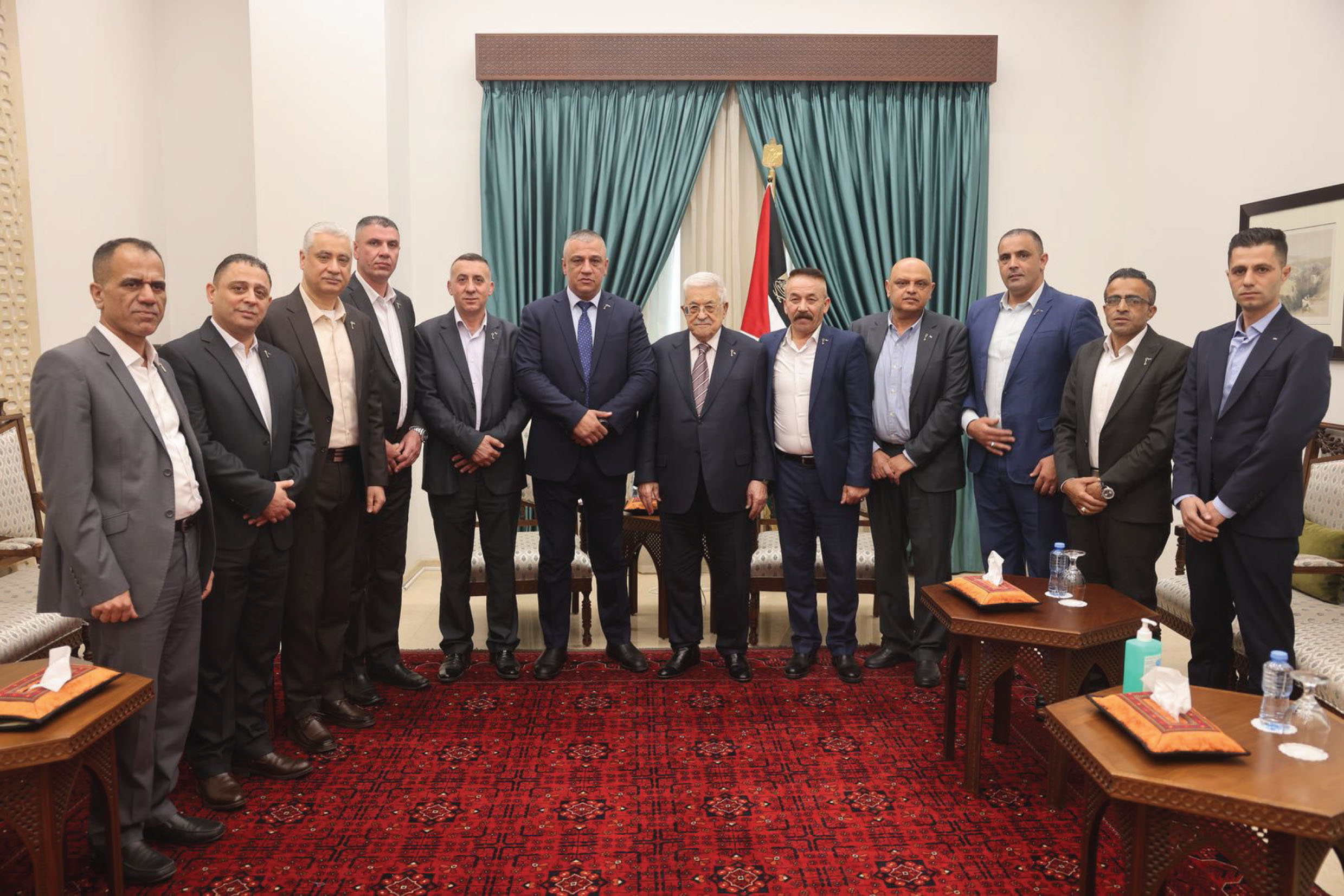 الرئيس يستقبل قائد جهاز الارتباط العسكري وعددا من ضباط الجهاز
