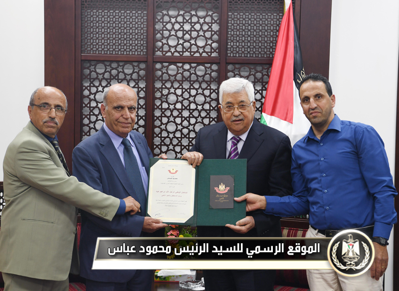 السيد الرئيس يمنح المناضل الراحل 
الأب إبراهيم عياد وسام الاستحقاق والتميز 
الذهبي