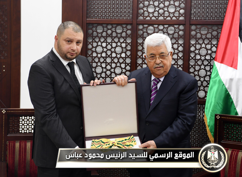 السيد الرئيس يمنح الفقيد الوطني 
غسان الشكعةوسام نجمة الشرف من الدرجة 
العليا