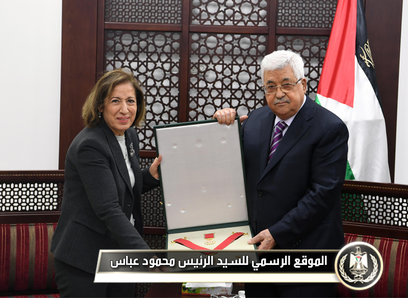 السيد الرئيس يمنح المناضلة 
الراحلة سميرة أبو غزالة وسام الاستحقاق والتميز 
الذهبي