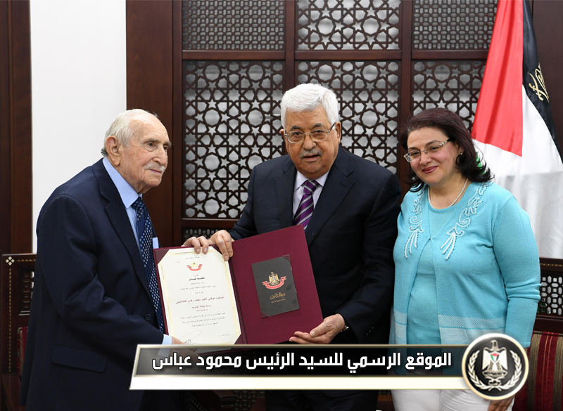 السيد الرئيس يقلد المناضل الوطني 
محمد النشاشيبيوسام نجمة الشرف من الدرجة 
العليا