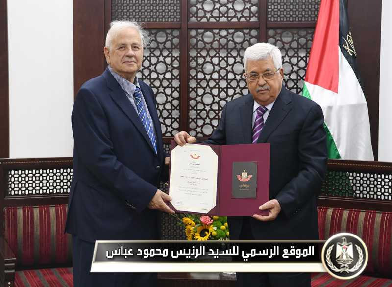 السيد الرئيس يقلد المناضل حنا ناصر 
وسام نجمة الشرف من الدرجة 
العليا