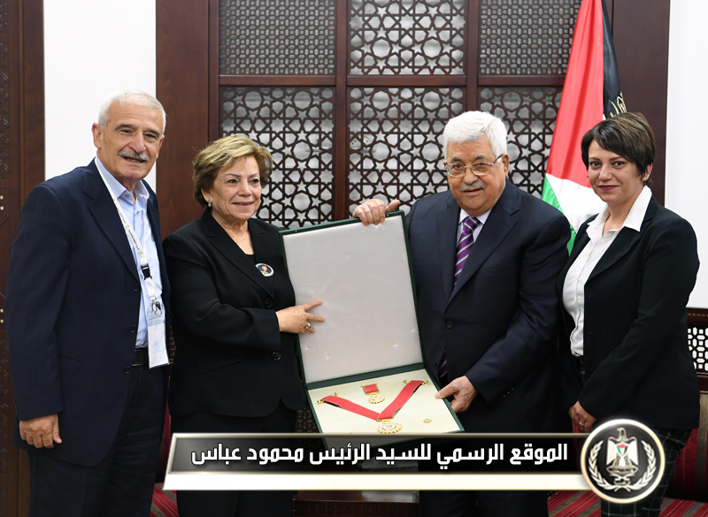 السيد الرئيس يقلد المناضلة 
انتصار الوزير "أم جهاد" وسام الاستحقاق والتميز 
الذهبي