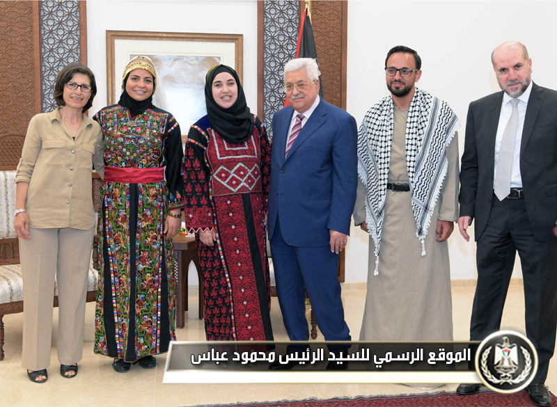 السيد الرئيس يستقبل القائمين على مبادرة 
الزي الفلسطيني