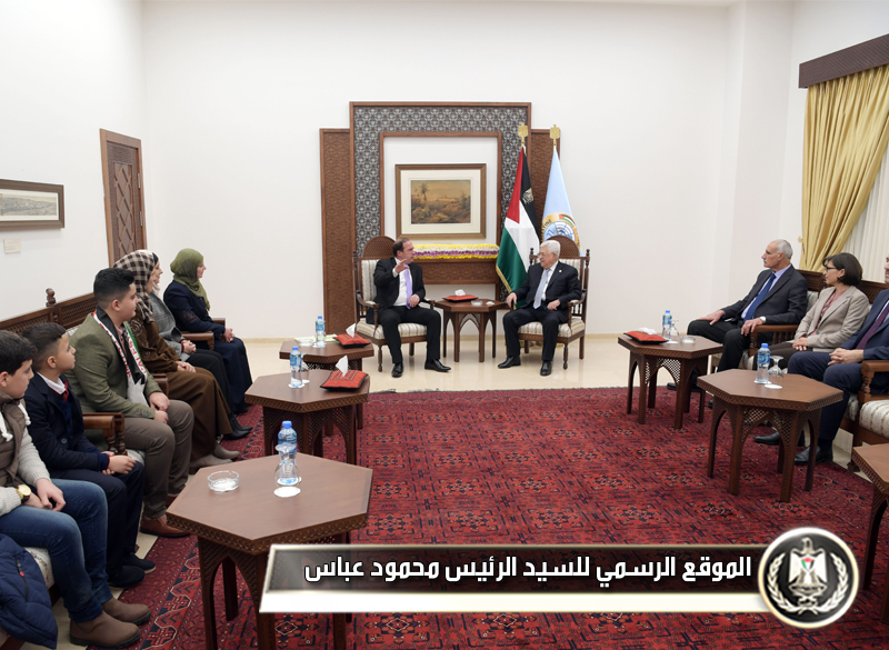 الرئيس عباس يستقبل الفائزين 
بمسابقتي"الذكاء العقلي" وأفضل معلم في 
فلسطين