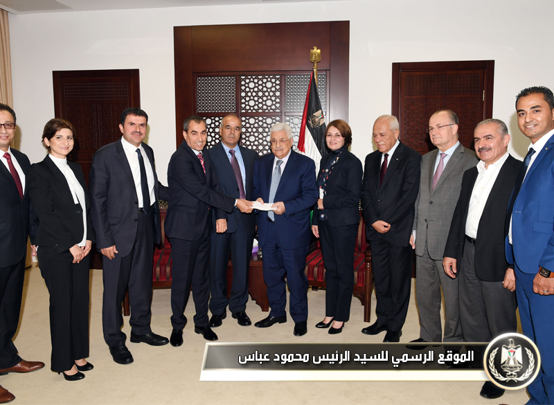 السيد الرئيس يتسلم تبرعا من مؤسسة 
"فاتن" بقيمة مئة ألف دولار لصالح مستشفى خالد 
الحسن
