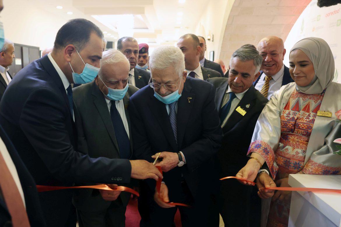 افتتح رئيس دولة فلسطين محمود عباس، اليوم الثلاثاء، أعمال المنتدى الوطني الثامن "الحياة الرقمية والإبداع.. حياة ذكية"، في مقر الهلال الأحمر الفلسطيني بمدينة البيرة.