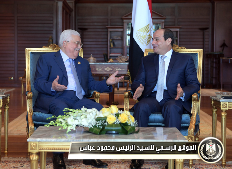 الرئيس عباس يجتمع مع نظيره 
المصري