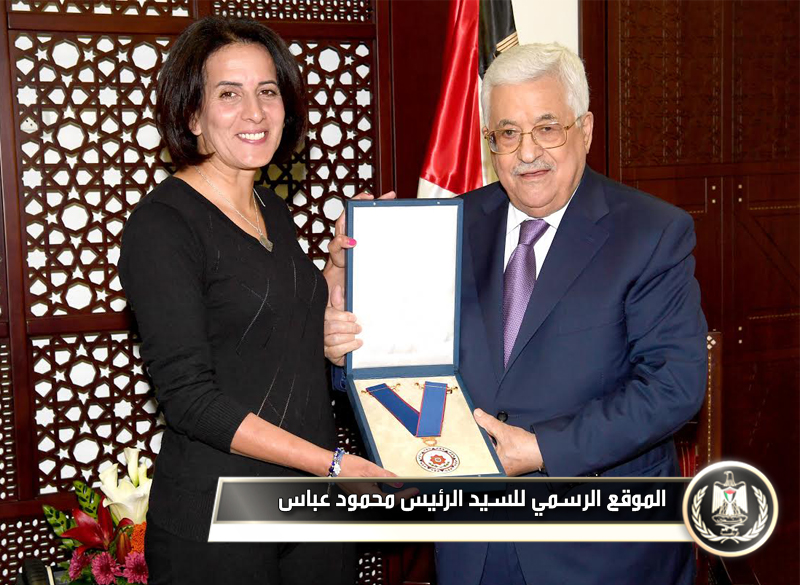 السيد الرئيس يمنح اعتدال إسماعيل ميدالية 
الاستحقاق والتميز 
الذهبية.