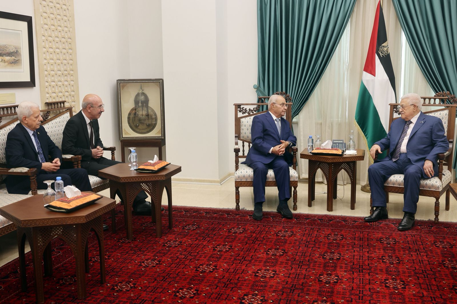 الرئيس يستقبل وفدا من مؤسسة ياسر عرفات