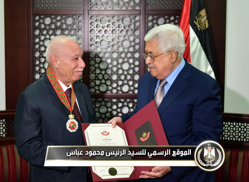 السيد 
الرئيس يقلد المناضل الوطني حيدرابراهيم نجمة الاستحقاق لوسام دولة 
فلسطين