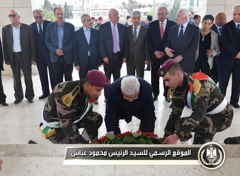 السيد الرئيس يضع اكليلا من الزهور على 
ضريح الرئيسالشهيد عرفات بحضور أعضاء 
"التنفيذية"