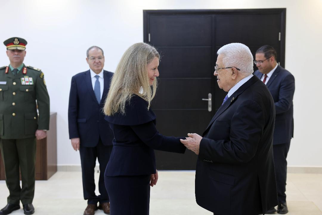 الرئيس يتقبل أوراق اعتماد القنصل البريطاني العام في القدس