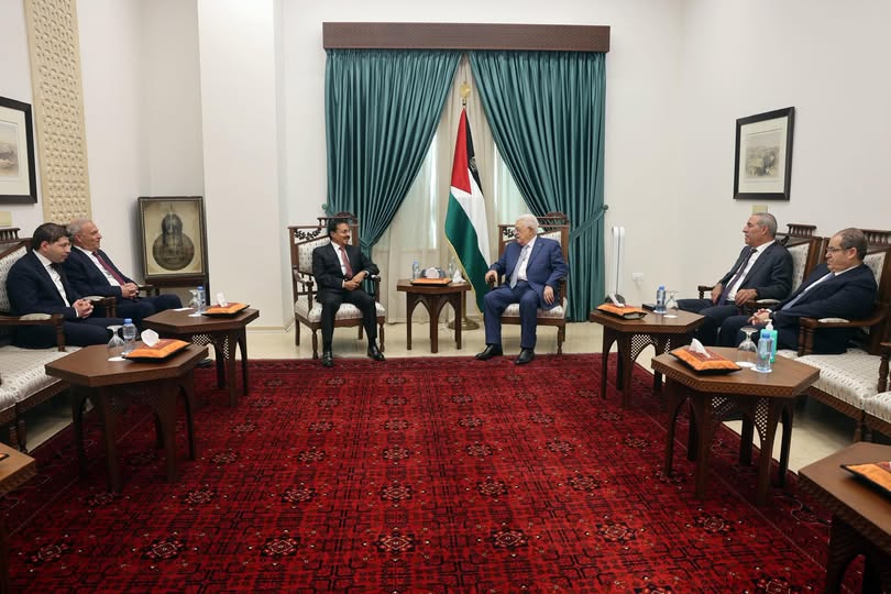  استقبل رئيس دولة فلسطين محمود عباس، مساء اليوم السبت، بمقر الرئاسة في مدينة رام الله، رئيس مجلس إدارة الجامعة العربية الأمريكية يوسف عصفور ومستشاره للتعاون الدولي عنان الديك.