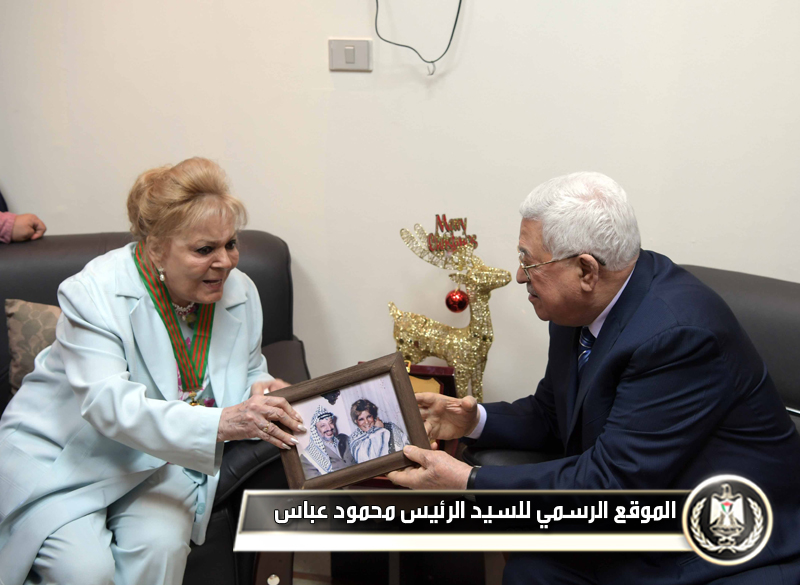 الرئيس عباس يكرم الفنانة المصرية "نادية 
لطفي"