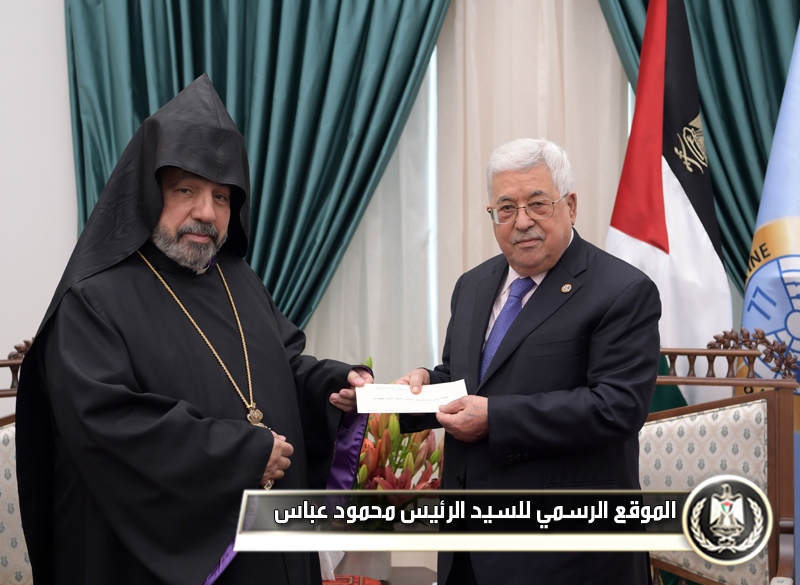 الرئيس عباس يتسلم دعوة 
لحضورقداس منتصف الليل للطائفة الأرمنية