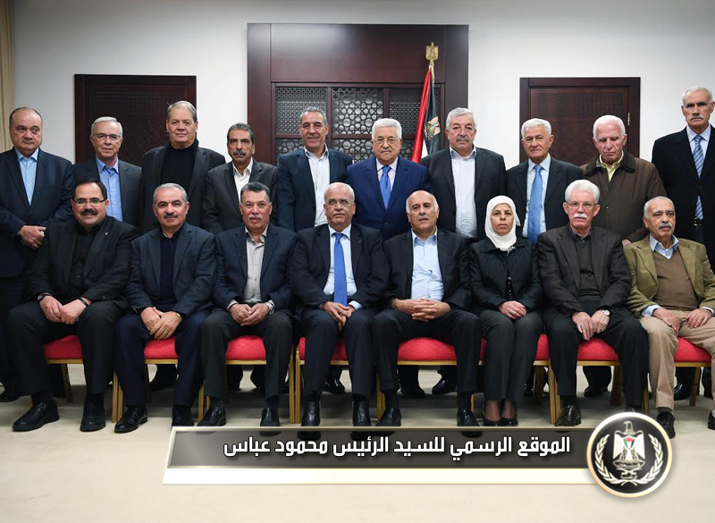 السيد الرئيس لدى ترؤسه الاجتماع 
الأول للجنة المركزية لحركة 
فتح.