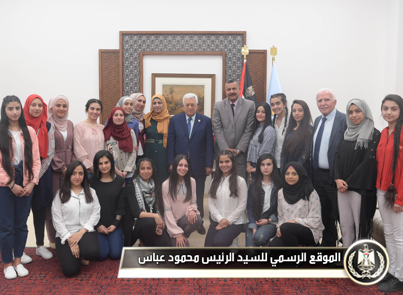الرئيس يستقبل طالبات 
مدرسة بنات البيرة الجديدة 
الثانوية