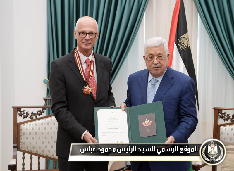 السيد الرئيس يمنح السفير التشيلي نجمة 
القدس من "وسام القدس"