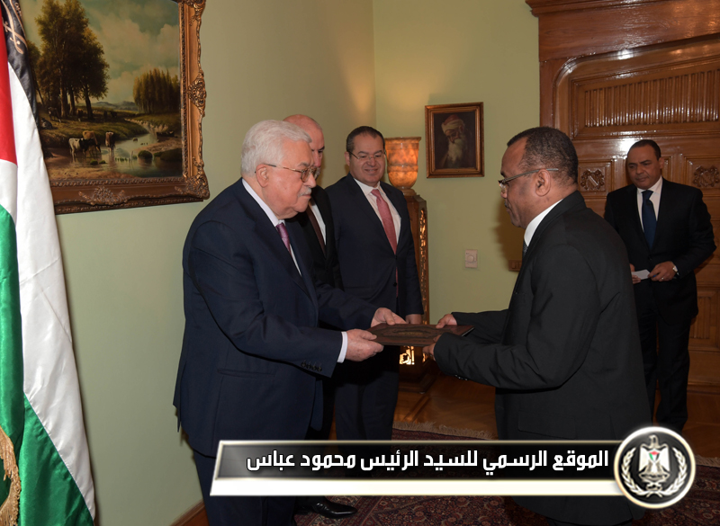 الـرئيس عباس يتقبل أوراق اعتمادسفير 
تنزانيا غير المقيم لدى 
فلسطين