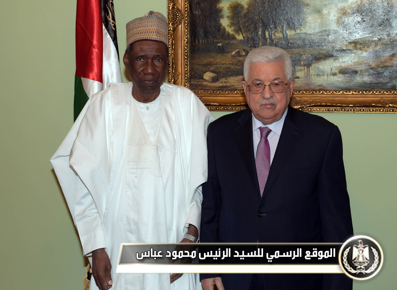 الرئيس عباس يتقبل أوراق اعتماد سفيرنيجيريا غير المقيم لدى 
فلسطينتقبل رئيس دولة 
فلسطين محمود عباس، اليوم الأحد، أوراق اعتماد البروفسور دانداتي عبد العزيز سفيرا 
مفوضا فوق العادة غير مقيم لجمهورية نيجيريا الاتحادية لدى دولة 
فلسطين.