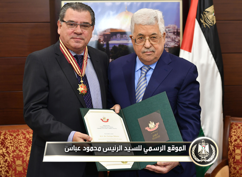 السيد الرئيس يقلد سفير 
الأوروغواينجمة القدس من وسام 
القدس