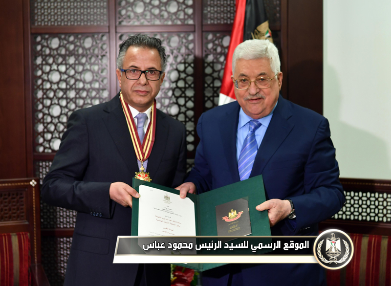 السيد الرئيس يمنح السفير الأردني وسام 
نجمة القدس