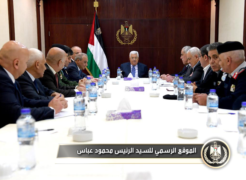 السيد الرئيس خلال ترؤسه اجتماعا لقادة 
الأجهزة الأمنية