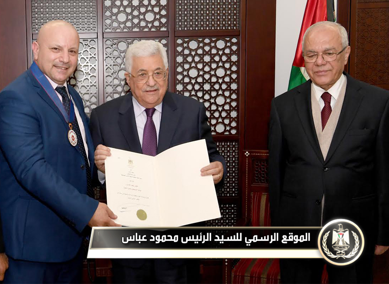 السيد الرئيس يقلد الفنان رفعت الأسدي 
ميدالية الاستحقاق والتميز