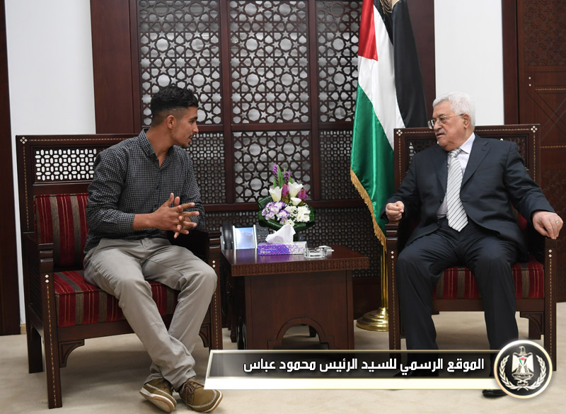 السيد الرئيس يستقبل الشاب فراس أبو 
عواد
