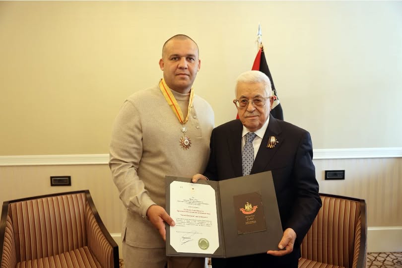 الرئيس يمنح رئيس الاتحاد العالمي للملاكمة وسام بيت لحم