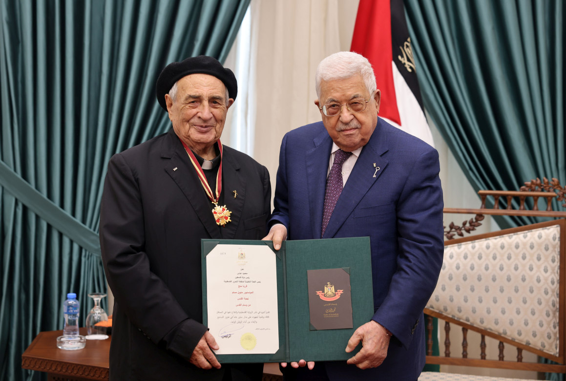 الرئيس يقلد المونسنيور مانويل مسلم نجمة القدس