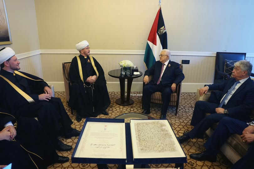 استقبل رئيس دولة فلسطين محمود عباس، اليوم السبت، مفتي روسيا الشيخ راوي عين الدين يرافقه وفد من دار الإفتاء، وذلك على هامش مشاركته باحتفالات الذكرى الثمانين للنصر على النازية، التي تستضيفها العاصمة الروسية موسكو.