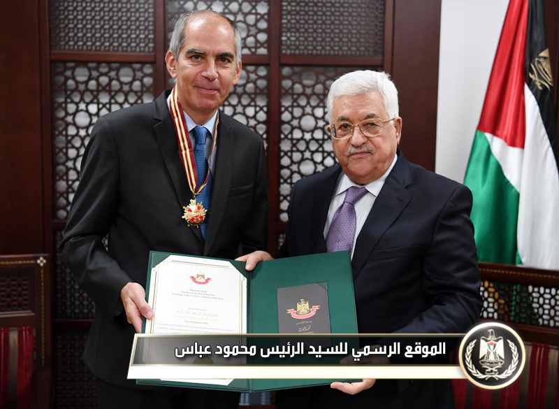 السيد الرئيس يقلد القنصل الفرنسي العام 
وسام نجمة القدس