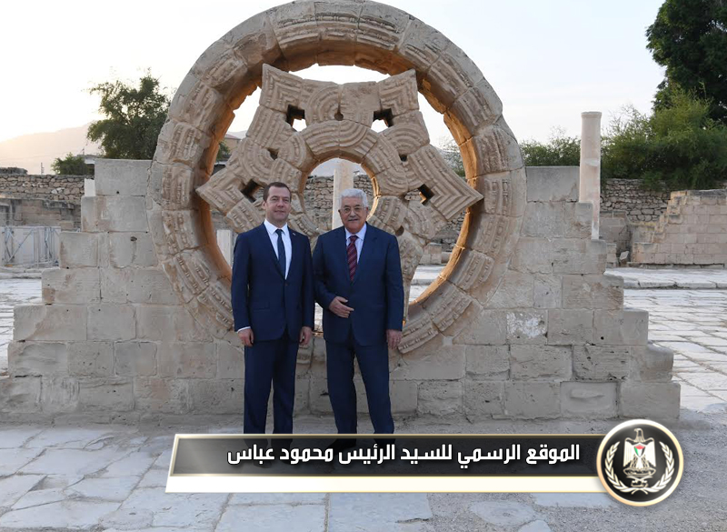 السيد الرئيس وميدفيدف يطلعان على مقتنيات 
قصر هشام الأثري.