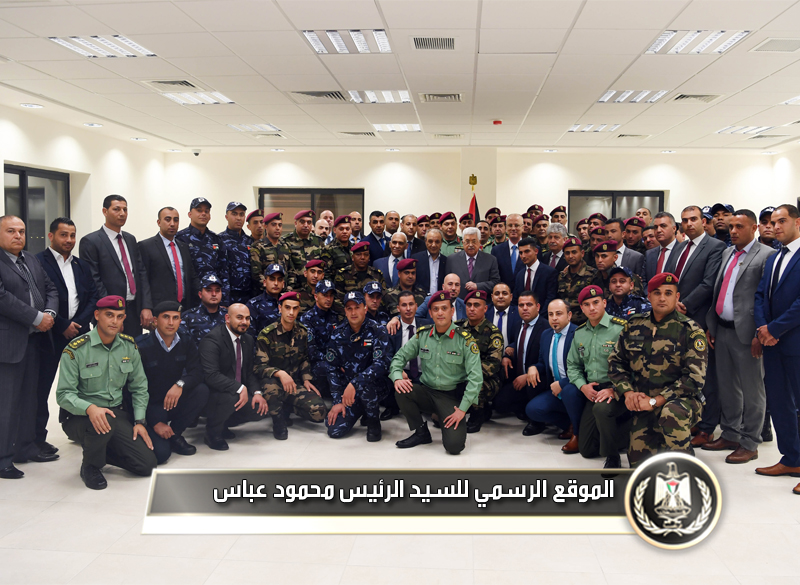 السيد الرئيس يكرم طاقم وفد رئيس 
الوزراء الذي تعرض للانفجار في 
غزة