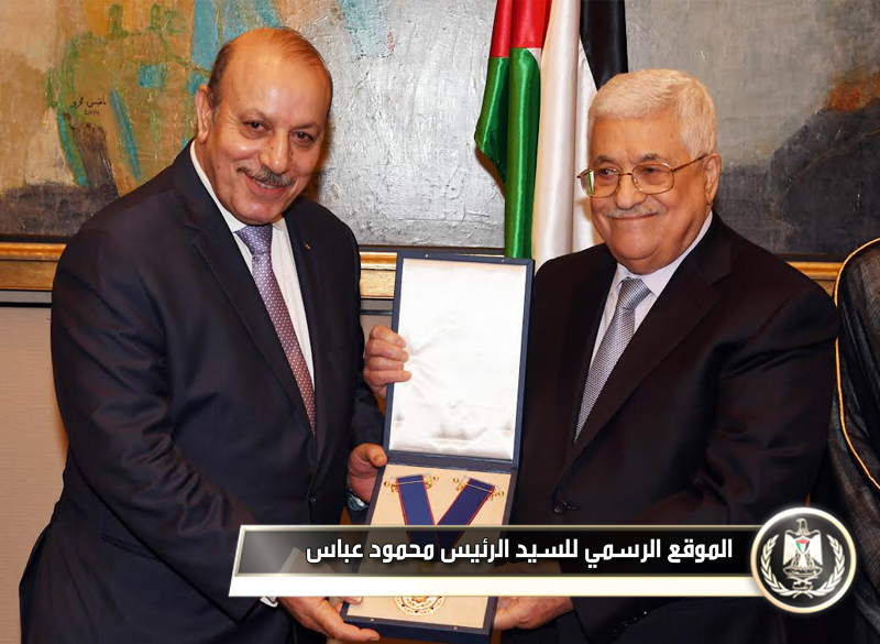  السـيد الـرئيس يمنح سفير فلسطين 
لدىالبحرين ميدالية الاستحقاق والتميز 
الذهبية