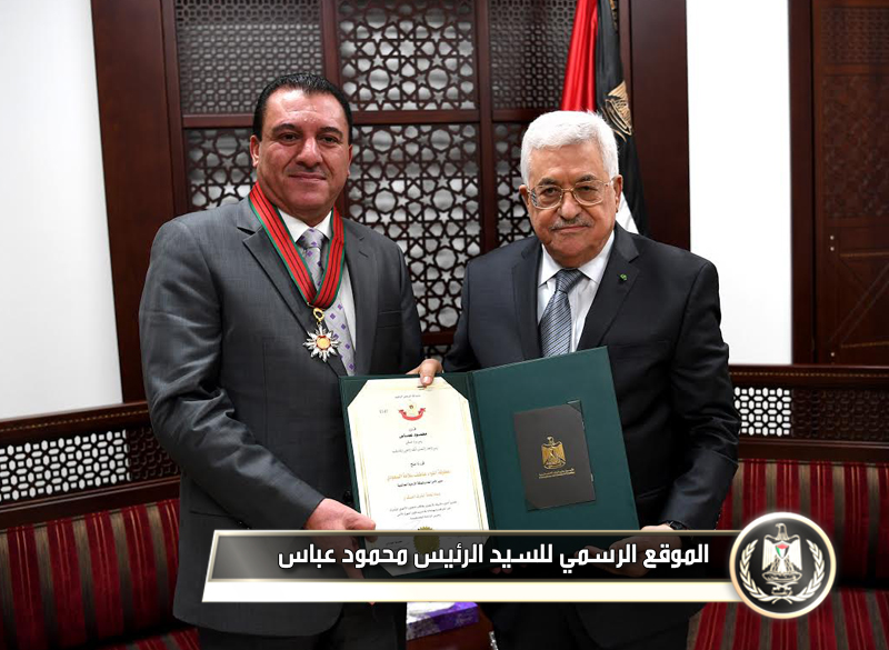 السيـد الرئيـس يقلد مدير الامن 
العام الاردني اللواء عاطف سلامة السعودي، وسام نجمة الشرف 
العسكري.