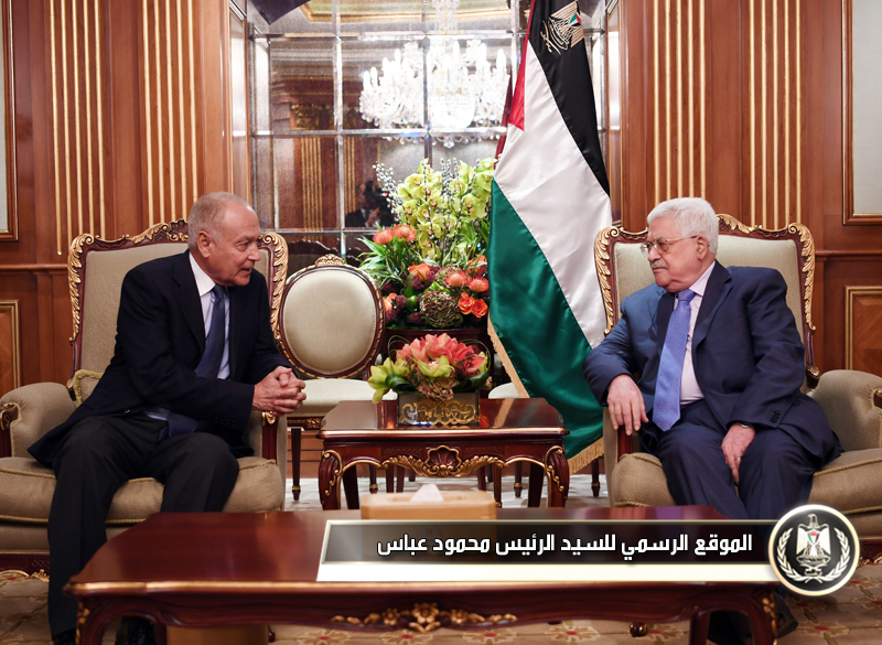 السيد الرئيس يستقبل في الكويت أمين عام 
الجامعة العربية