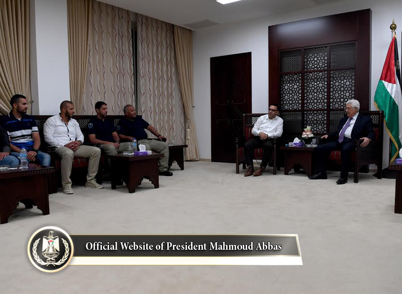 أكد رئيس دولة فلسطين محمود 
عباس، ضرورة وقف الانتهاكات التي يتعرض لها المسجد الأقصى المبارك، مشددا على أنه 
خط أحمر لا يمكن السكوت أمام ما يتعرض له من اعتداءات وانتهاكات يومية من قبل 
الاحتلال ومستوطنيه.