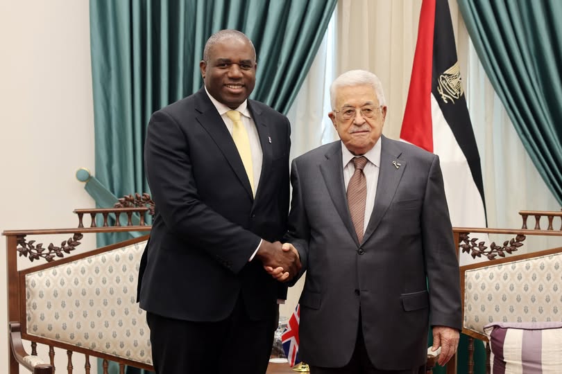  استقبل رئيس دولة فلسطين محمود عباس، اليوم الاثنين، بمقر الرئاسة في مدينة رام الله، وزير الخارجية البريطاني ديفيد لامي.