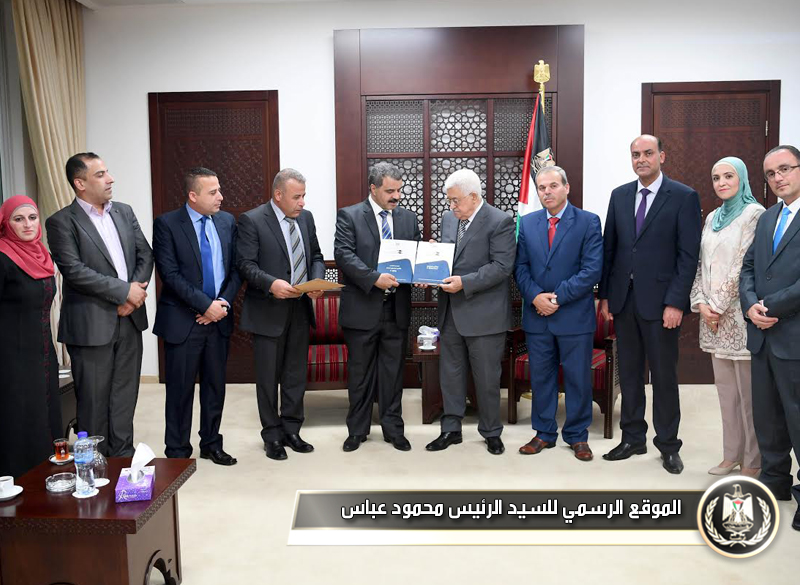 
السيد الرئيس يتسلم التقرير 
السنويلديوان الرقابة المالية 
والادارية