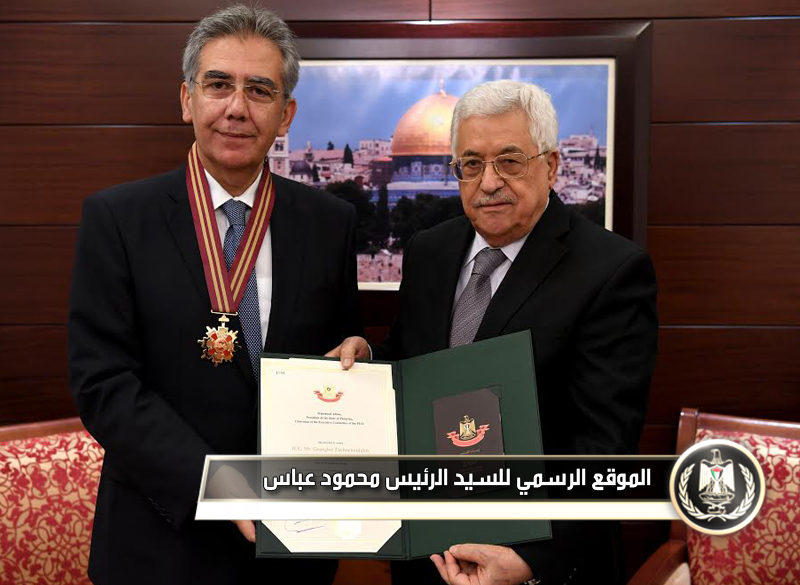 قلد رئيس دولة فلسطين محمود 
عباس، القنصل العام اليوناني جورجيوس زكاريوداكس، وسام نجمة القدس