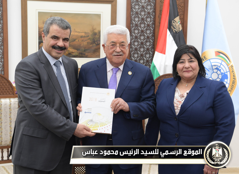 الرئيس عباس يتسلم التقرير 
السنويلديوان الرقابة المالية 
والإدارية