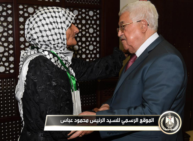 السيد الرئيس يستقبل عائلة الشهيد ياسر 
حمدونة.