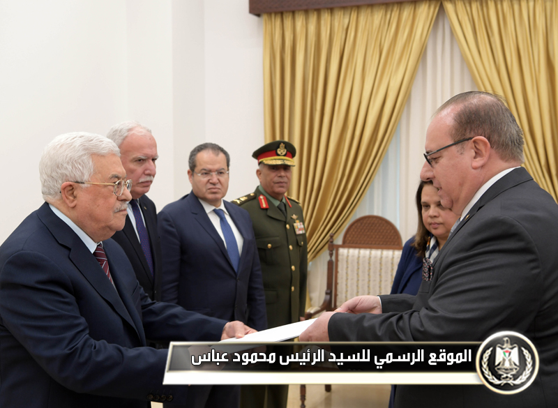 الرئيس عباس يتقبل أوراق اعتماد سفيرالأورغواي الشرقية 
لدى دولة فلسطين