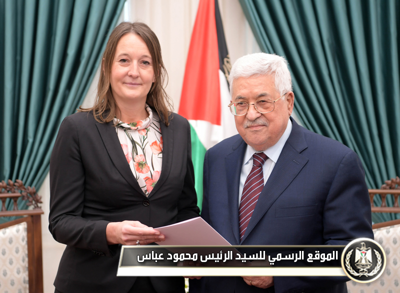 الرئيس عباس يستقبل القنصـل السويدي 
العام في القدس الجديد