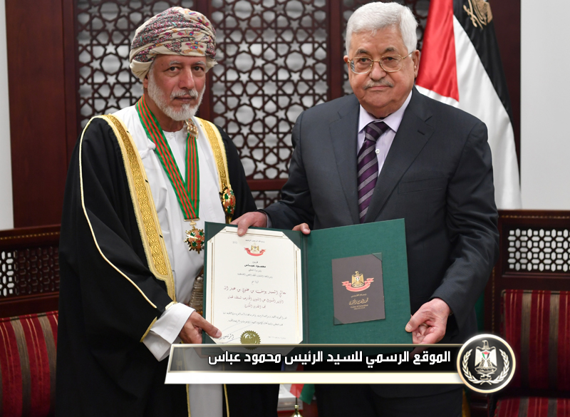 السيد الرئيس يقلّد وزير الخارجية 
العُماني النجمة الكبرى لوسام 
القدس