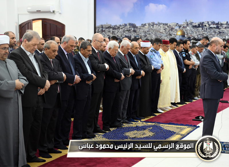 السيد الرئيس يؤدي صلاة العيد بمسجد 
التشريفات بمقر الرئاسة