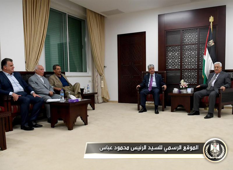 السيد الرئيس  اثناء لقاء ممثلي 
النقابات العمالية.